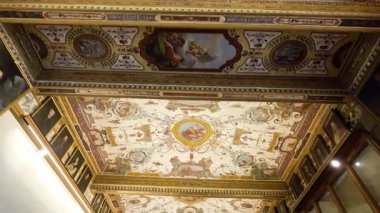 Uffizi Galerisi 'nin süslü koridorlarını keşfeden turistler