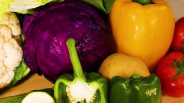 Canlı bir taze sebze gösterisi.