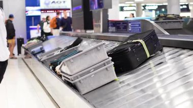 Bavullar havaalanı bagaj atlıkarıncasında taşınıyor.