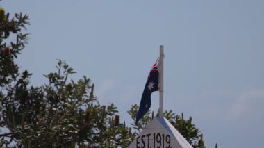 Avustralya bayrağı rüzgarda dalgalanıyor