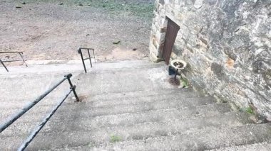 Manzaralı köprü manzarasına çıkan merdiven.