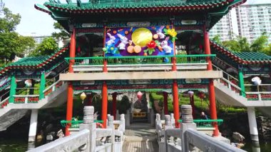 Karmaşık sanat eserleriyle dolu canlı bir tapınak girişi