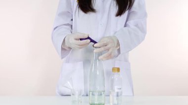 Balon sodyum bikarbonat ve sirke reaksiyonu kullanarak şişer.