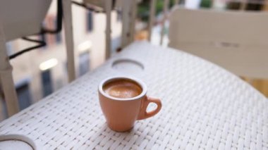 Balkonda bir fincan kahve.