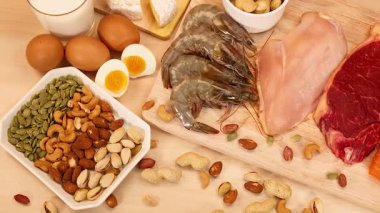 Etler, fındıklar ve yumurta çeşitleri