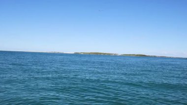 Uzak adalarla sakin okyanus manzarası