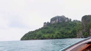 Tayland, Krabi 'de kayalıkların oradan tekne yolculuğu.
