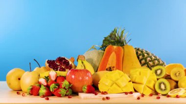 Masada çeşitli taze meyveler sergileniyor.