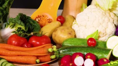 Siyah arka planda çeşitli sebzeler.