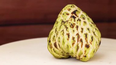 Muhallebi elması ahşap bir yüzeyde döner.