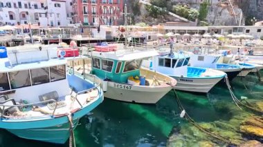 Sorrento Limanı, Napoli, İtalya 'da balıkçı tekneleri yanaştı.