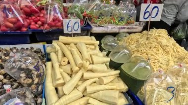 Canlı bir pazarda çeşitli ürünler sergileniyor