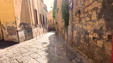 Tarihi binaları olan boş kaldırım taşı caddesi