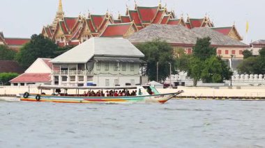 Zümrüt Buda Tapınağı 'nın yanından geçen bir tekne.