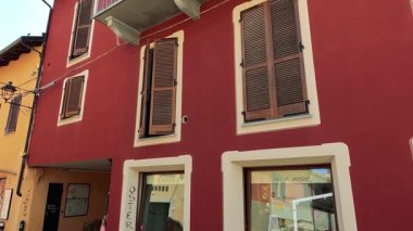 Barolo 'da pencereli ve balkonlu kırmızı cephe