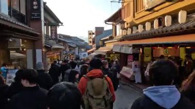 Çeşitli ziyaretçilerin olduğu kalabalık bir açık hava pazarı.