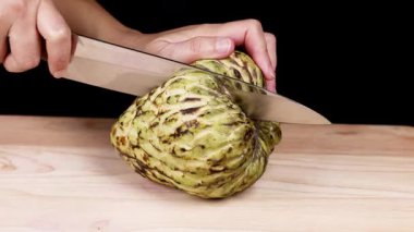 Güvertede elma dilimleyen eller.