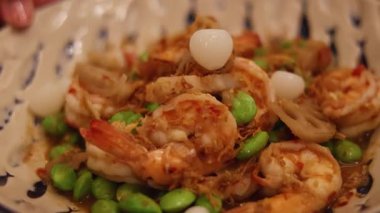 Sarımsaklı karides, fasulye, soğan ve biber.