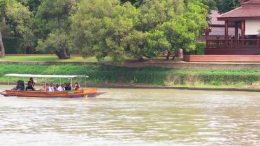 Turistler manzaralı bir tekne yolculuğunun tadını çıkarırlar.