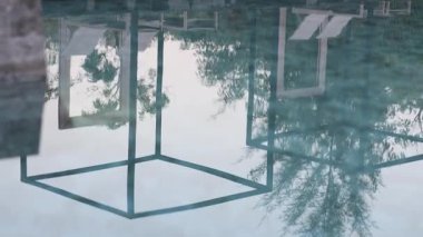 Durgun bir su yüzeyine yansıyan karlı manzara