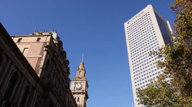 Melbourne şehrinde saat kulesi ve gökdelen