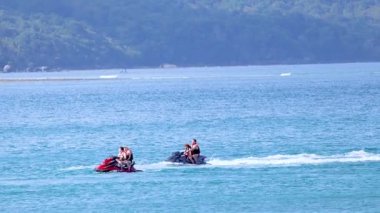 İki insan jet ski sürmekten zevk alıyor.