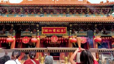 Ziyaretçiler Hong Kong 'daki canlı tapınağı keşfediyorlar.