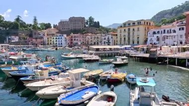Sorrento marinasında renkli tekne ve binalar