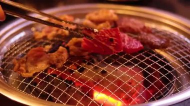 Izgarada et çeviren maşalar