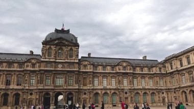 Büyük bir Avrupa tarihi binasını ziyaret eden turistler