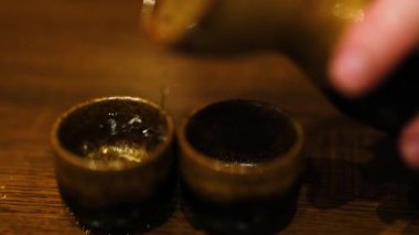 Sake iki fincana dökülüyor.