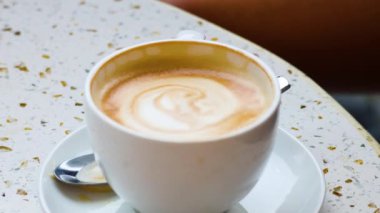 Bir fincan kahve latte sanat ile