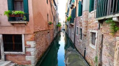 Eski tuğla binalarla çevrili dar bir kanal.