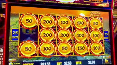 Kumar makinesi çeşitli madeni para değerleriyle dönen makaralar