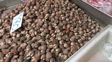 Markette çeşitli deniz ürünleri satılıyor..