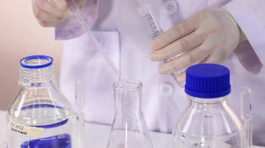 Renk değişimiyle kimyasal reaksiyon gösterisi