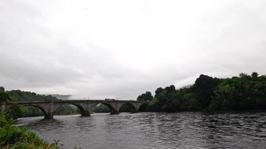 Doğa ve mimarinin sakin bir görüntüsü