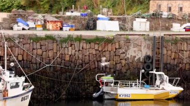 Balıkçı tekneleri Fife limanına yanaştı.