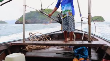 Krabi 'nin manzaralı sularında gezinen bir tur teknesi.