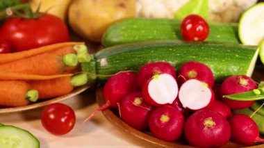 Beyaz arka planda çeşitli sebzeler.