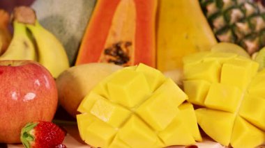 Çeşitli taze meyvelerden oluşan canlı bir karışım.