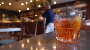Aperol Spritz rahat bir barda eğleniyor.