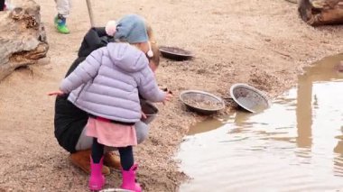 Ballarat, Avustralya 'da altın arayan çocuklar