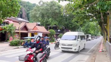 Krabi 'de araçlar ve dükkanlarla dolu bir cadde.