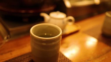 Seramik fincana çay dökme sırası.
