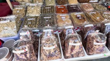 Müşteriler işlek bir pazarda öğelere göz atıyorlar