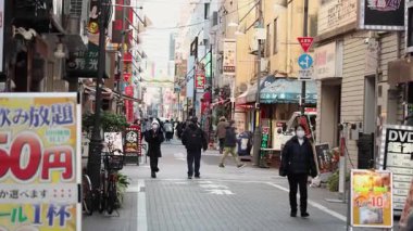 Meşgul bir şehir caddesinde yürüyen yayalar
