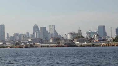 Nehirden görünen Bangkok manzarası