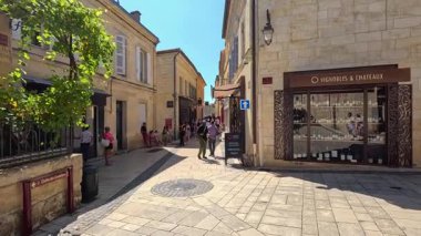 Büyüleyici Fransız köyünde yürüyen insanlar