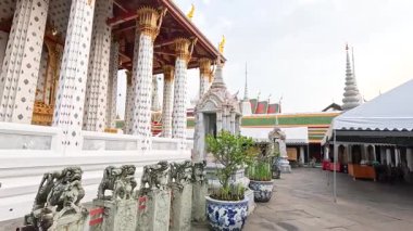 Wat Arun 'un Bangkok' taki dekoratif mimarisi ve heykellerinin sakin bir keşfi yumuşak bir kamera hareketiyle günışığına çıkarıldı.